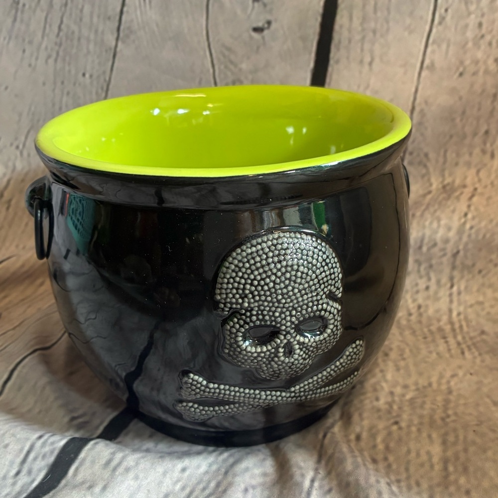 Yankee Candle Skull Crossbones Witches Cauldron Halloween Decor Dish Green Black
